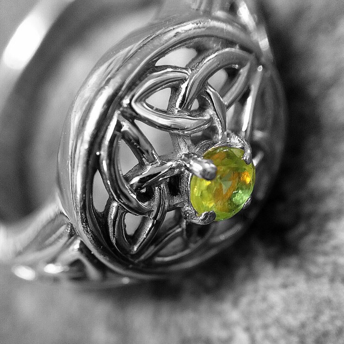 peridot ring, meaning of the August birthstone and facts about Peridots